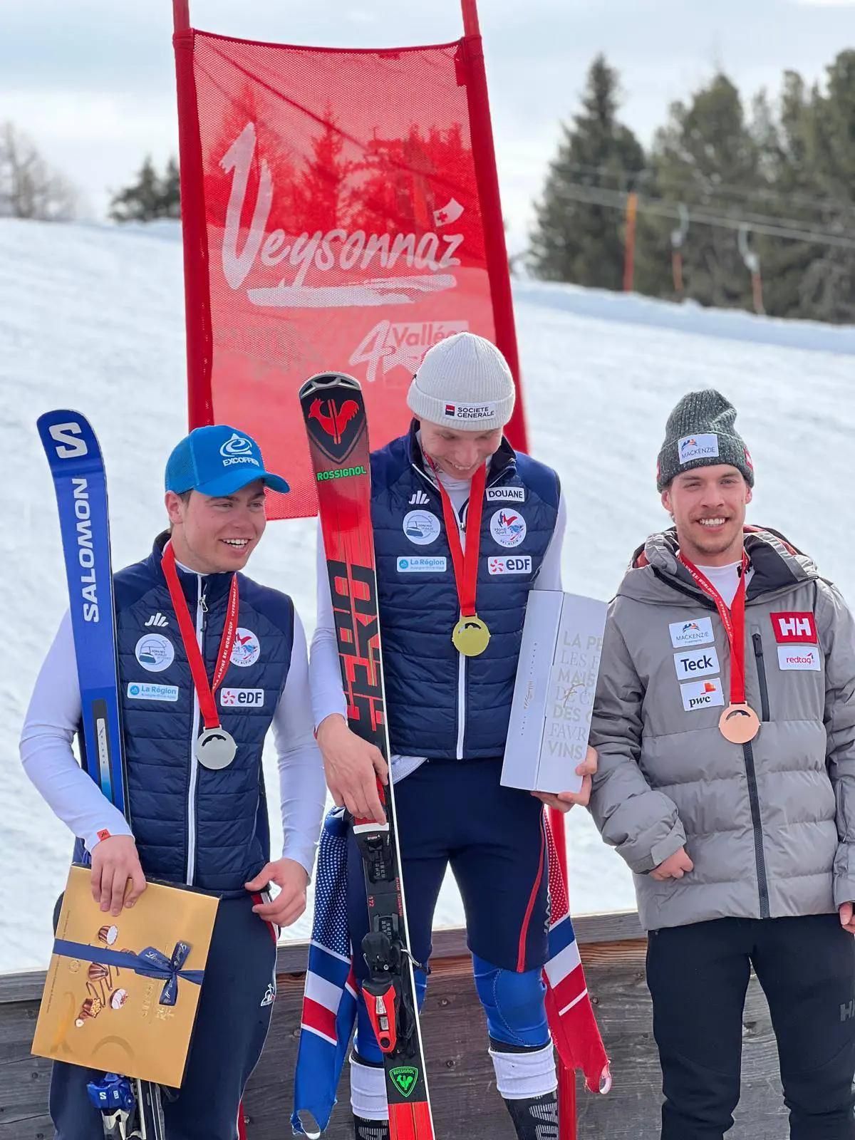 Les gagnants souriants debout sur le podium devant les slops