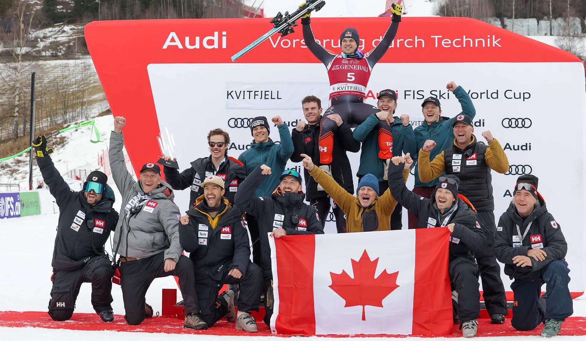 L'équipe Alpine Canada célèbre pour une photo sur le podium