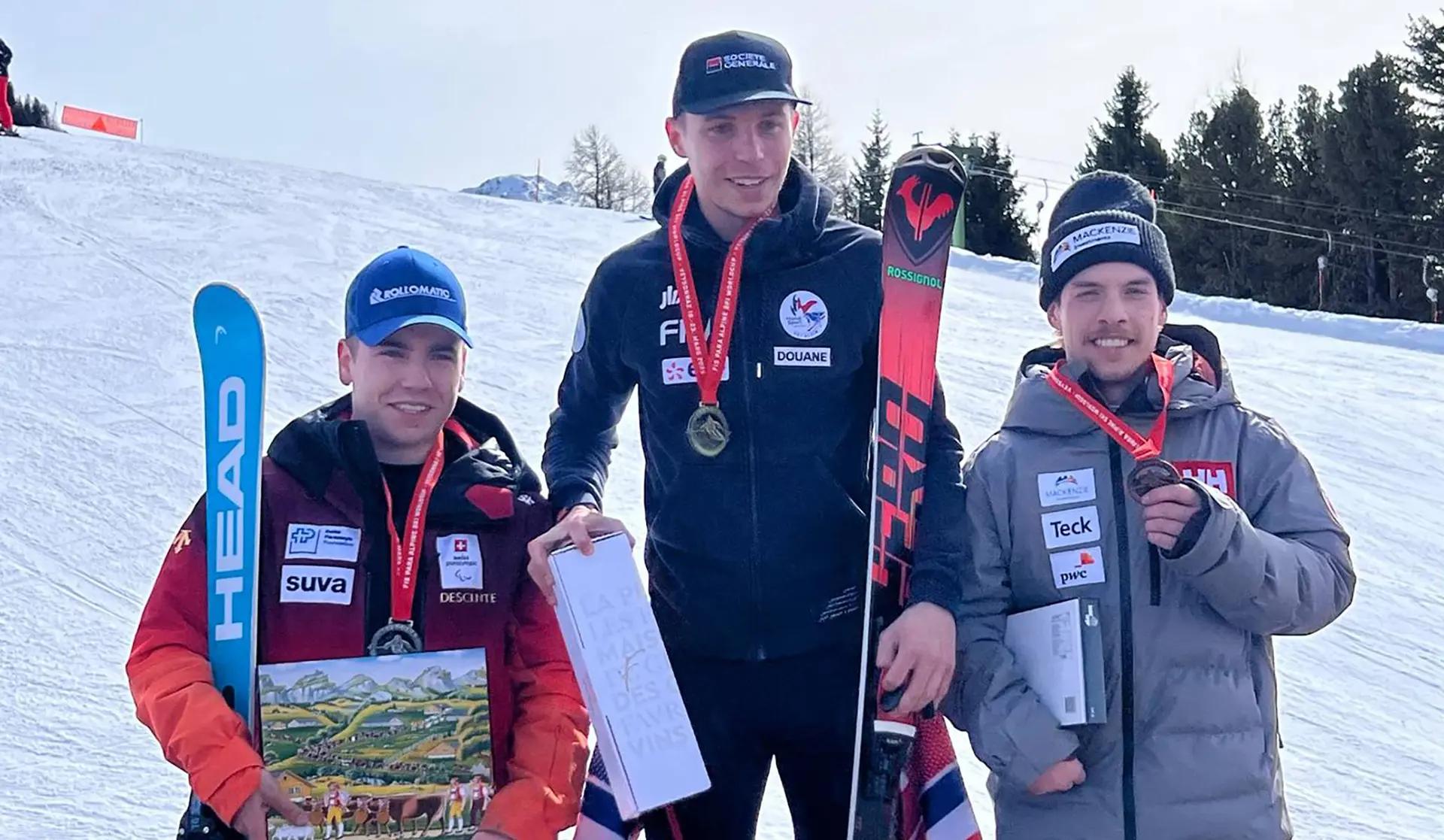 Les vainqueurs célèbrent sur le podium sur la piste