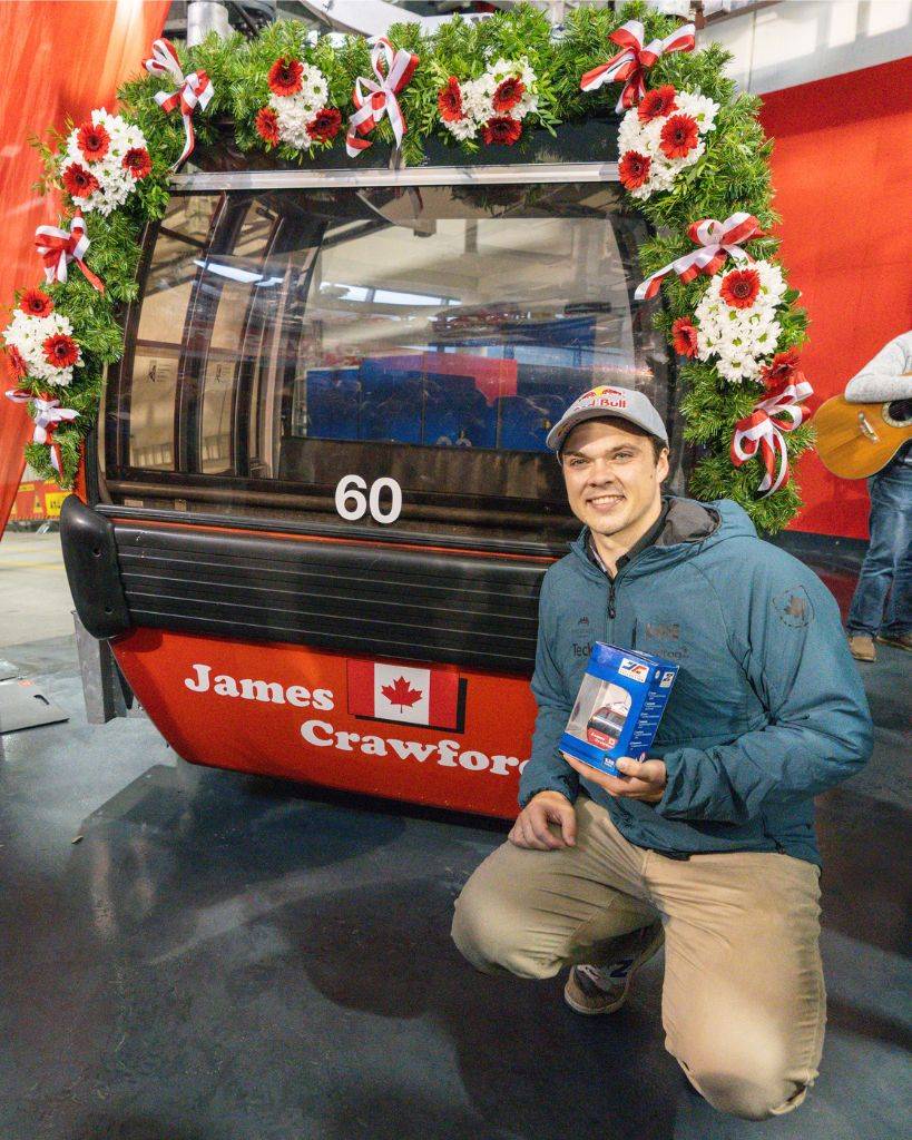 Le Canadien James Crawford devant la cabine