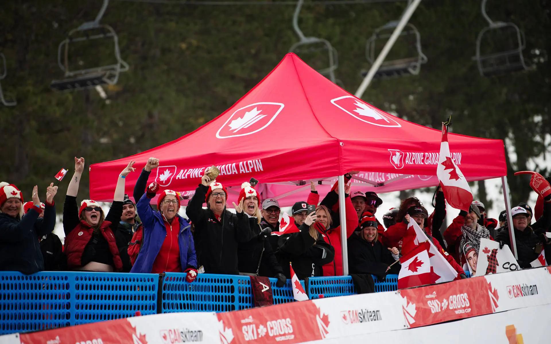 Le Canada soutient les drapeaux flottants près de la tente Alpine Canada