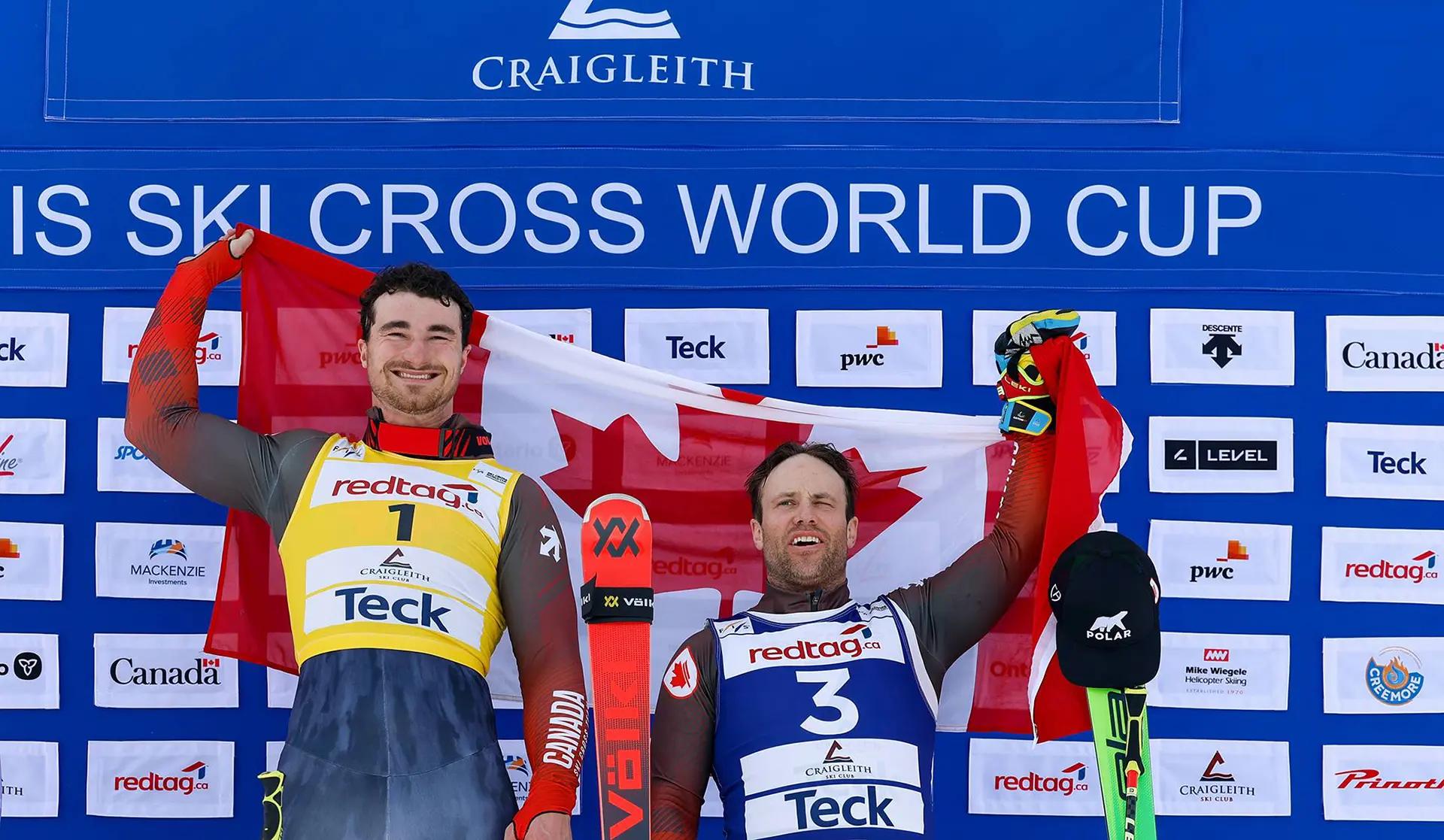 Reece Howden et Kevin Drury brandissant le drapeau canadien sur le podium