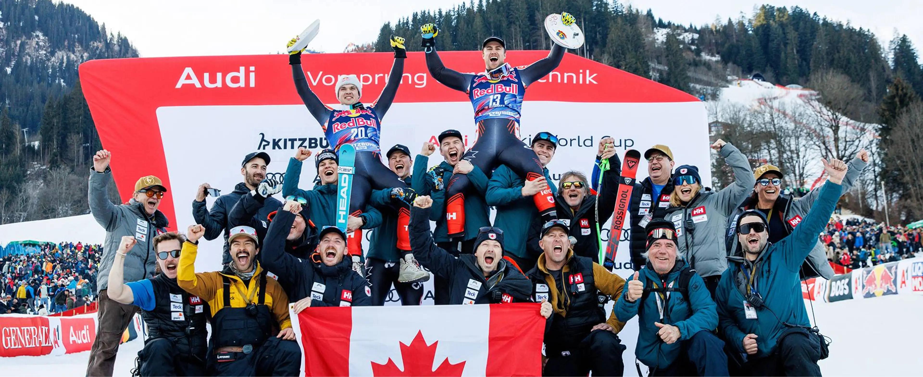 Les athlètes de ski célèbrent leurs médailles.