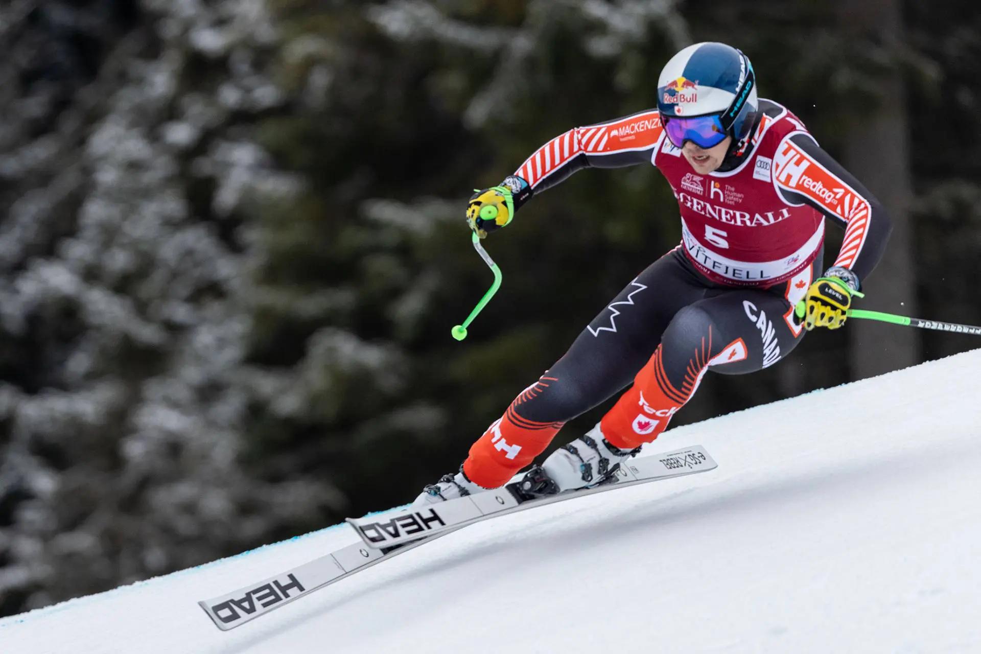 Une photo d'action de James Crawford à toute vitesse dévalant la pente