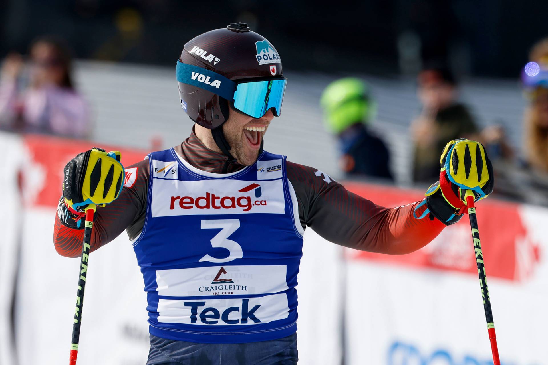 Un skieur portant le dossard numéro 3 sourit à la foule
