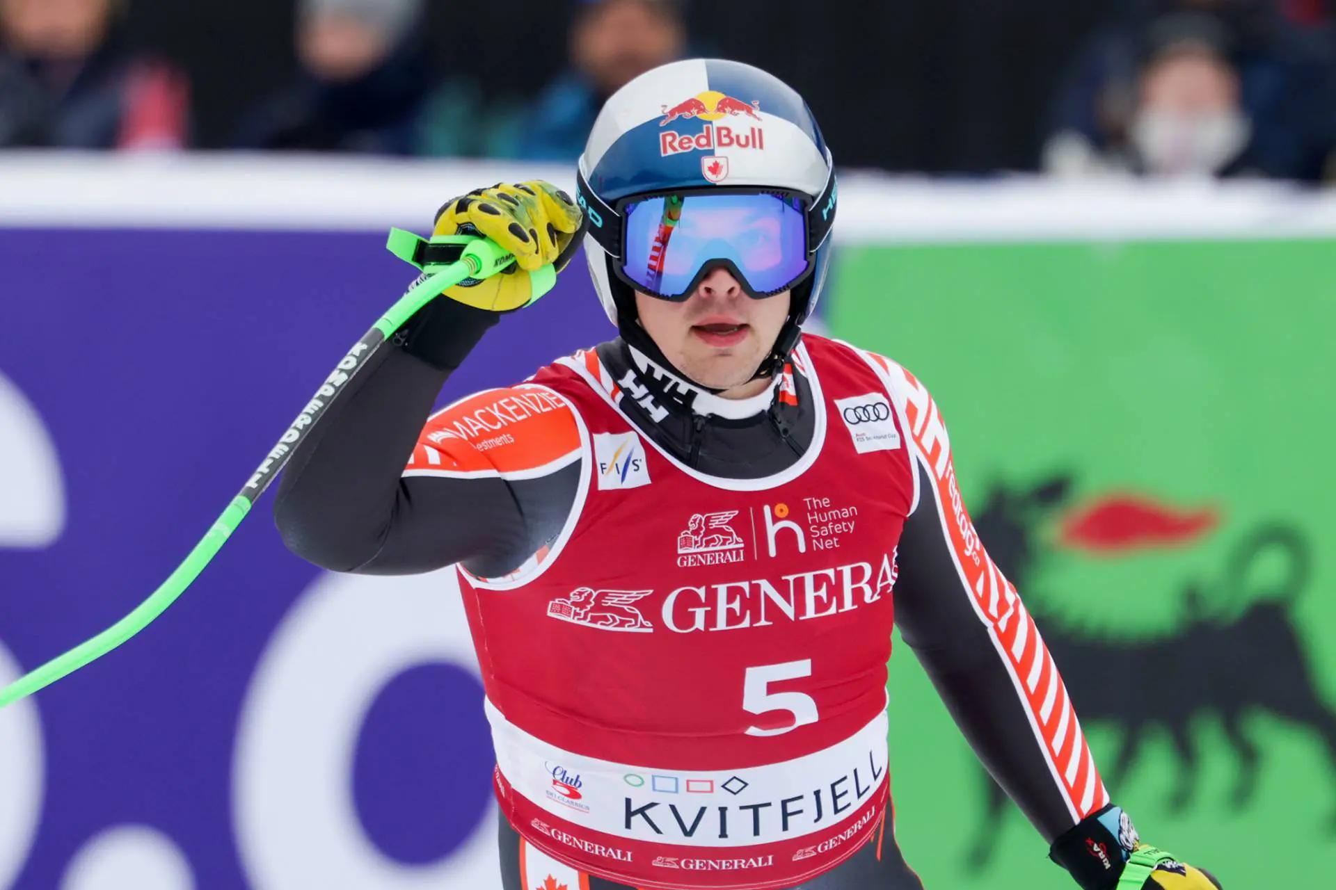 James Crawford tenant son poing sur la pente