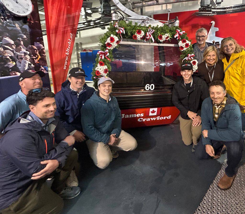 Un groupe des personnes se rassemble pour une photo devant la cabine