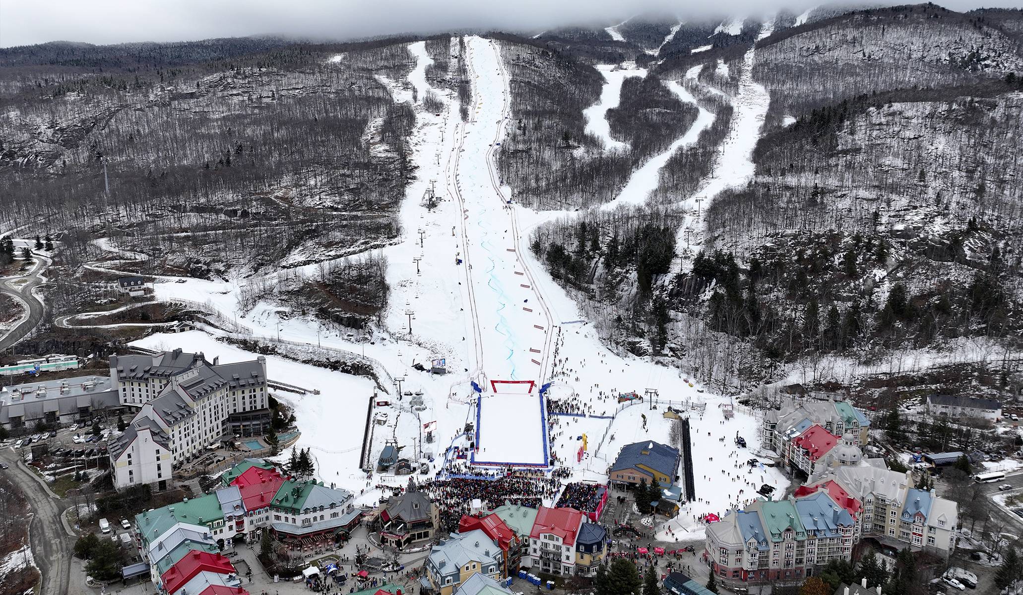 Vue par drone de la piste de ski où se déroule la compétition