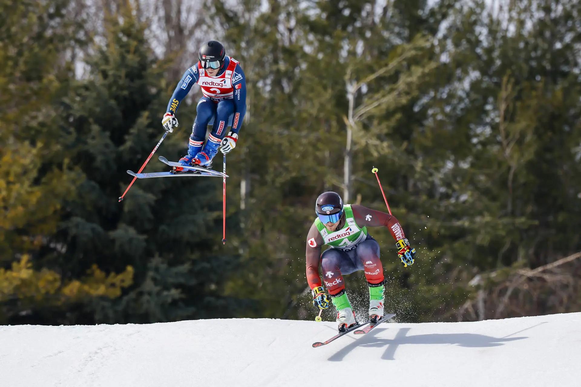 Une photo d'action de 2 skieurs s'élançant sur la neige