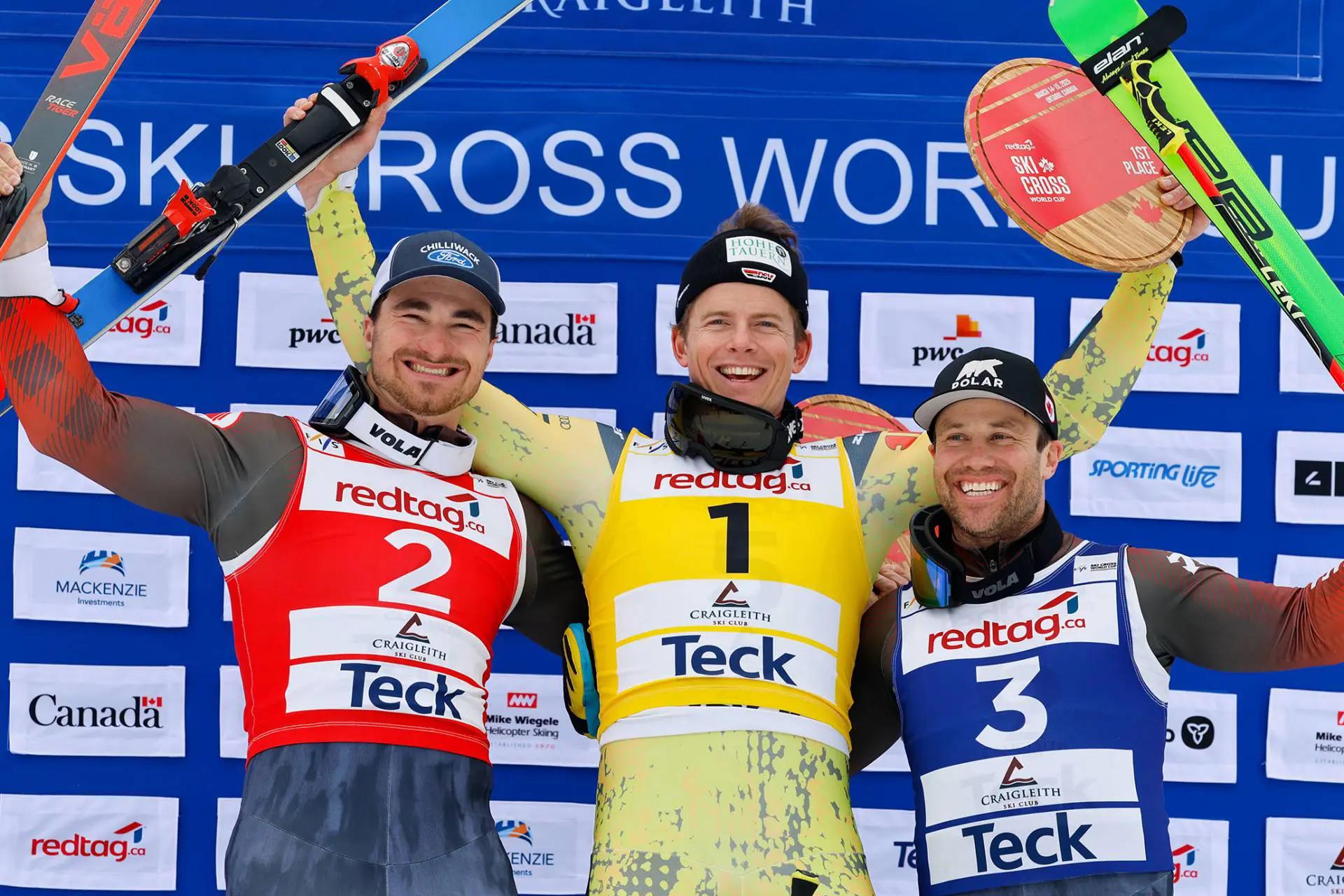 3 vainqueurs du podium masculin souriant ensemble