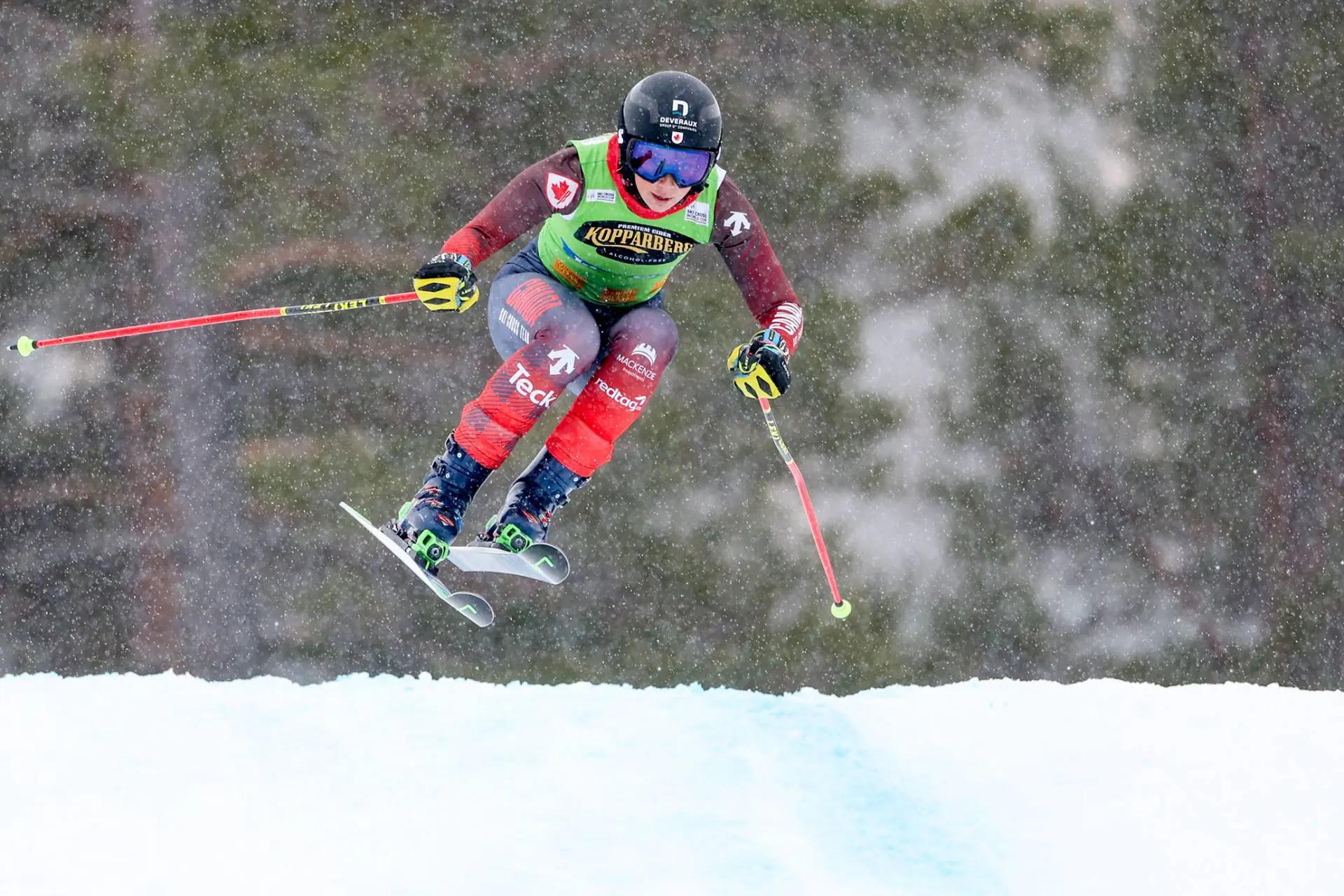 Un skieur dans la neige saute dans les airs dans une photo d'action