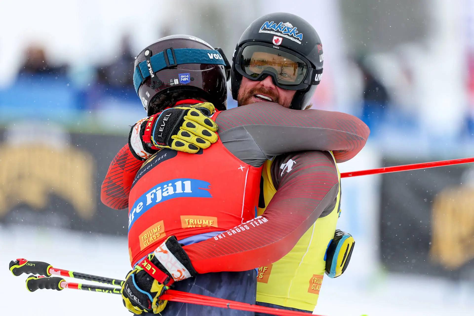 Reece Howden embrassant un autre skieur