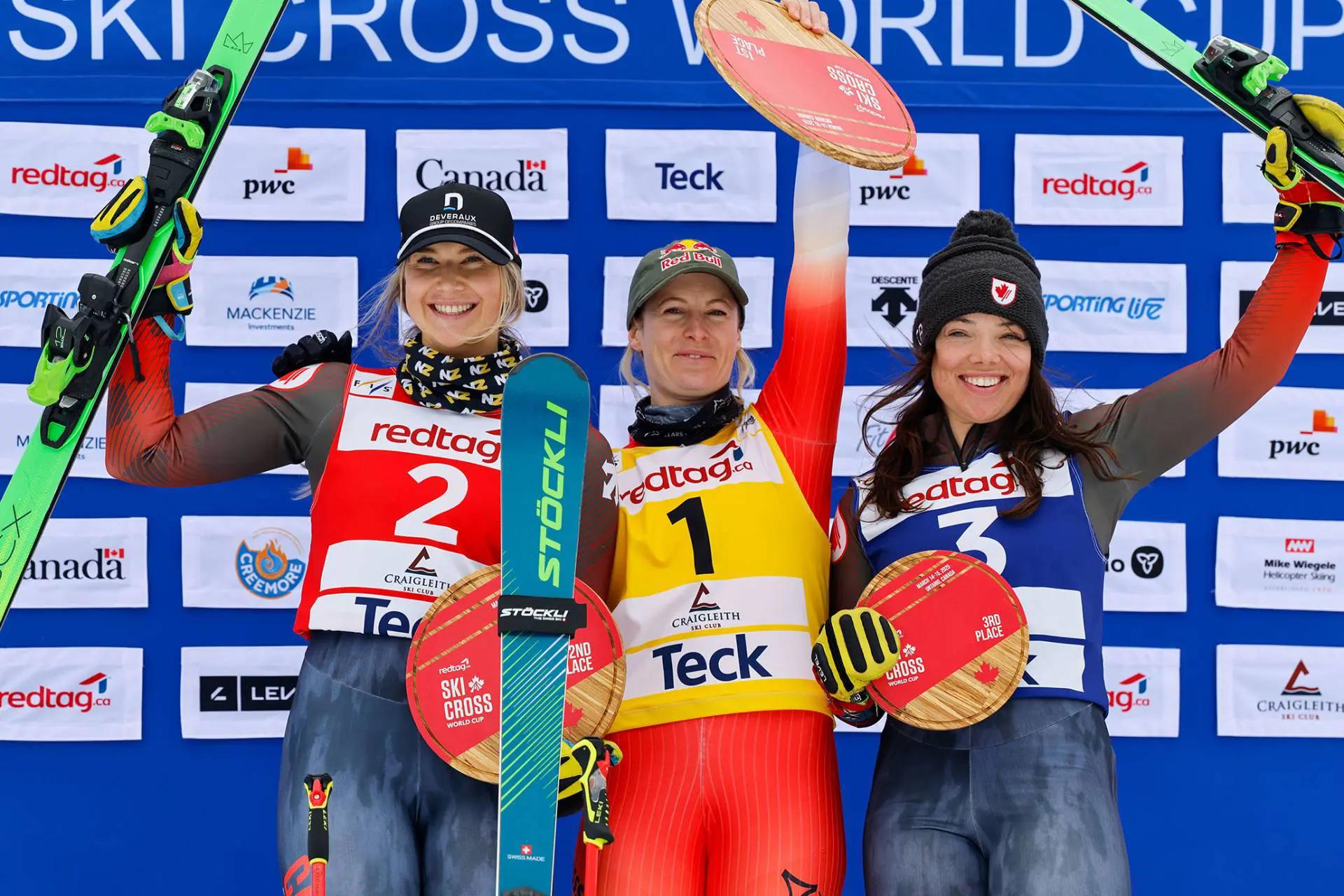 Les 3 gagnantes féminines se tiennent ensemble sur le podium