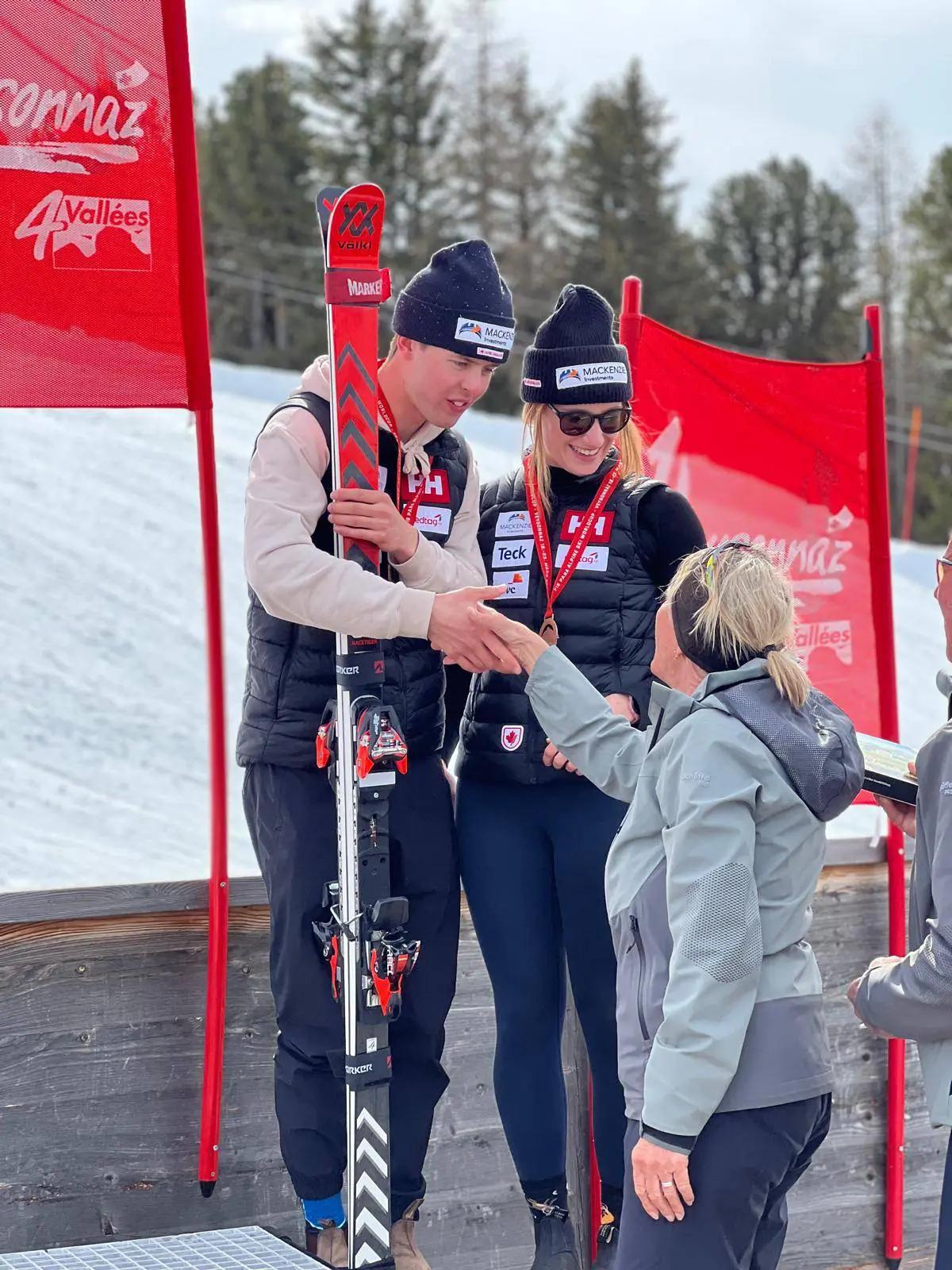 Kalle Ericsson sur le podium des vainqueurs serrant la main d'un officiel